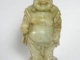 Vente aux enchères Sujet en stéatite représentant le Boudaï debout, souriant, tenant un b
