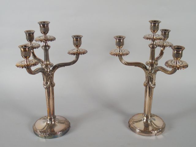 Paire de candélabres en métal argenté de style Louis XVI, à décor de g