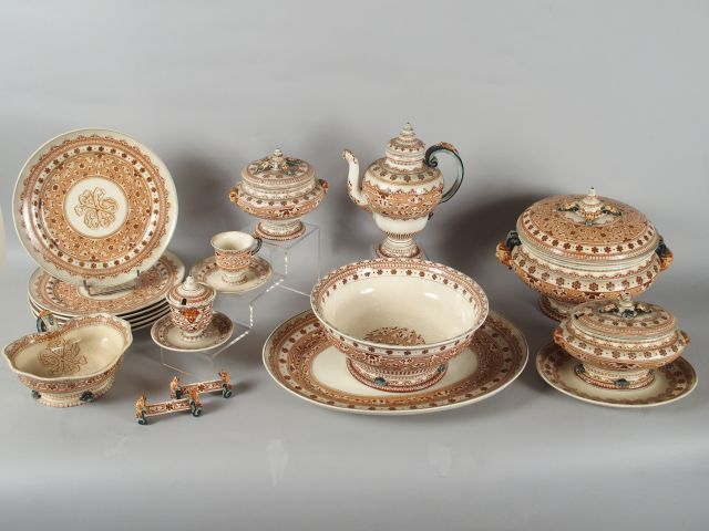 Important service de table en faïence fine de Longwy, modèle Henri II,