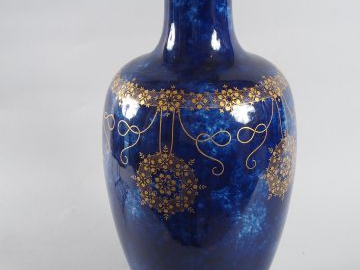 Sèvres. Vase ovoïde en porcelaine, à décor de style 1900 doré sur fond