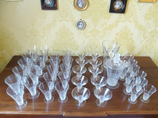 LALIQUE. Service de verres, modèle 'Bourgueuil ' comprenant : 11 verre