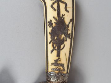 Dague de chasse Louis XVI en ivoire et argent, à décor de trophées, av