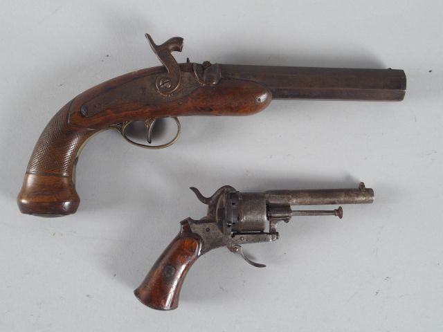 Pistolet à chien fin XVIII ème - début XIX ème (mauvais état). On y jo