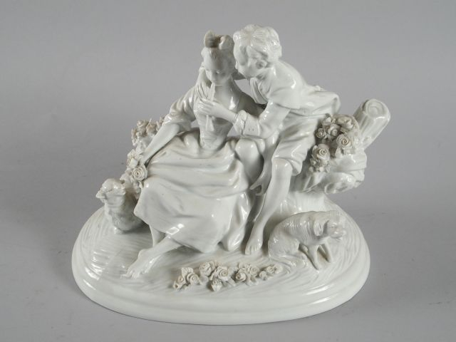 Groupe 1900 en porcelaine, à décor de scène buccolique galante. Signé.