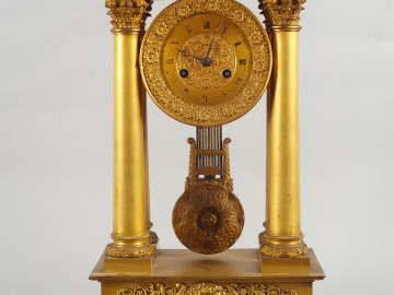 Pendule portique, première moitié XIX ème, de style Empire, quatre col