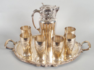 Vente aux enchères Service à jus de fruit de style Art Nouveau en métal argenté, à décor 