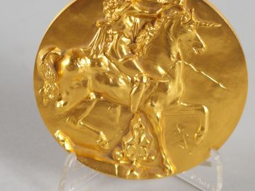 Médaille en bronze doré, signée Dali et datée 1966 'Unicorne dionysiaq