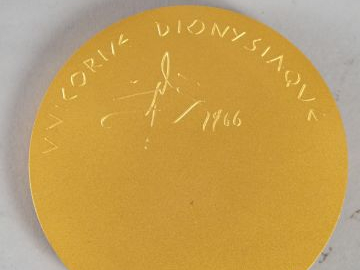 Médaille en bronze doré, signée Dali et datée 1966 'Unicorne dionysiaq