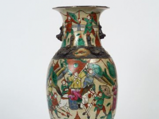 Vente aux enchères Vase XIX ème en porcelaine de Nankin, à décor de scènes militaires. H.