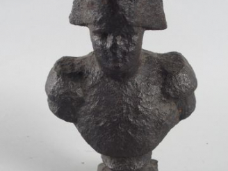 Vente aux enchères Sculpture en fonte 'Buste de Napoléon'. H. : 28,5 cm