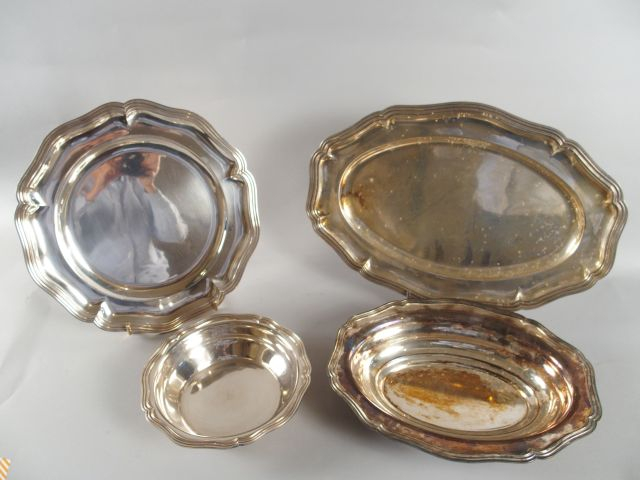 Corbeille à pain, plat ovale, jatte ronde et creuse et plat rond, de s