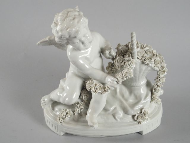 Sujet en porcelaine émaillée de Capo di Monte 'L'amour au panier de fl