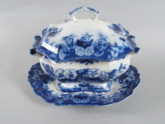 Vente aux enchères Soupière et son présentoir en faïence fine de Vieillard à Bordeaux, dé