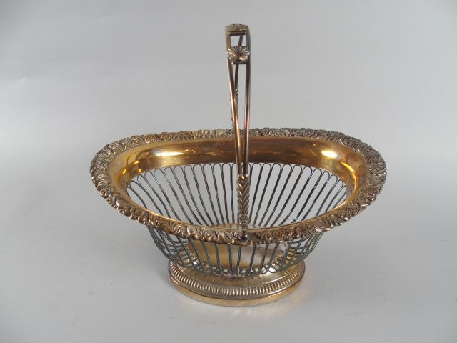 Jardinière en métal argenté, en forme de panier ajouré, à décor sur le