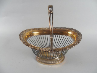 Vente aux enchères Jardinière en métal argenté, en forme de panier ajouré, à décor sur le