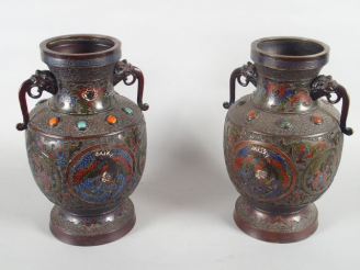 Vente aux enchères Paire de vases XIX ème indochinois, en bronze et émaux cloisonnés, à d