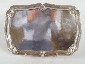 Vente aux enchères Petit plateau de style Louis XV en métal argenté, à décor de feuillage