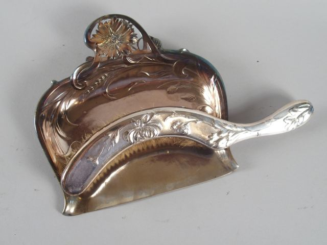 Pelle de table et sa brosse Art Nouveau, en métal argenté, travail de 