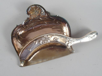 Vente aux enchères Pelle de table et sa brosse Art Nouveau, en métal argenté, travail de 