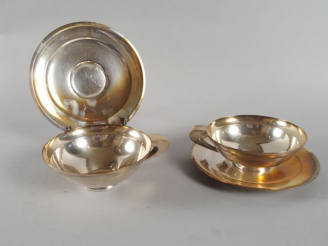 Vente aux enchères Paire de tasses et sous tasses 1940 en métal argenté, anses stylisées