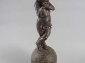 Vente aux enchères Sujet moderne en résine 'L'amour musicien'. H. : 51 cm