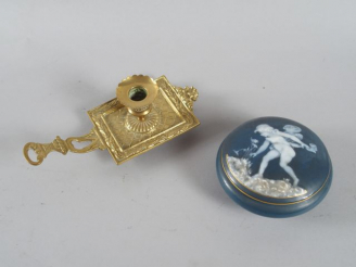 Vente aux enchères Passe-couloir en bronze de style Haute Epoque, boite 1900 en porcelain