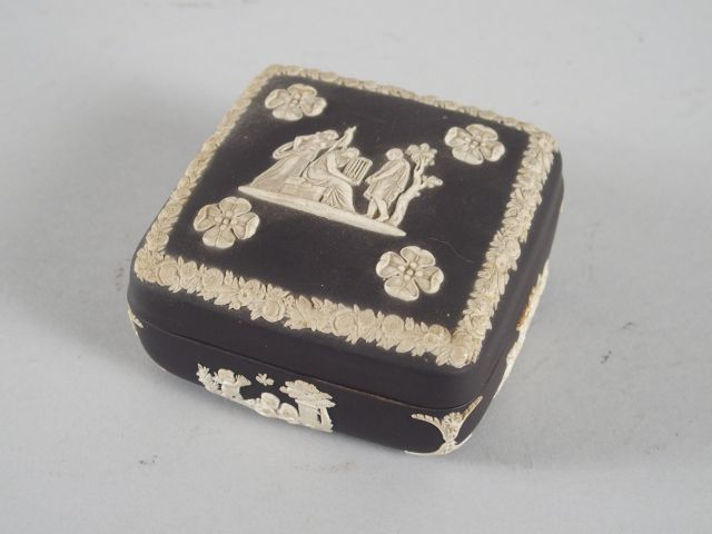 Boite en céramique de Wedgwood, décor à l'antique en blanc et noir