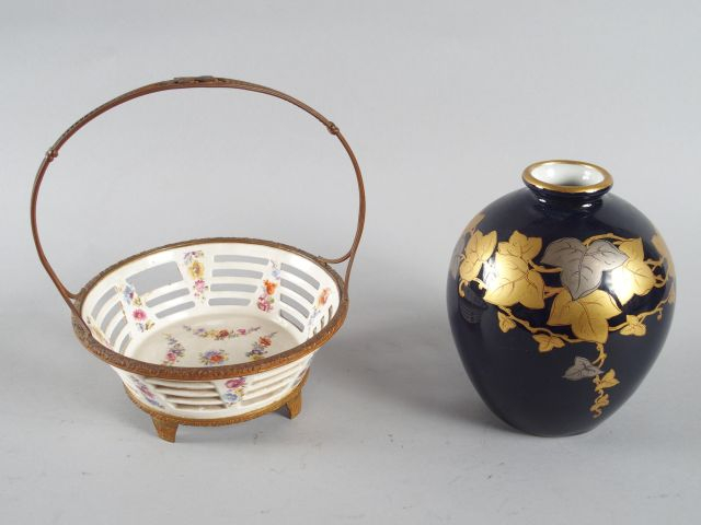 Vase ovoïde en porcelaine de Limoges, à décor de feuillage doré et arg