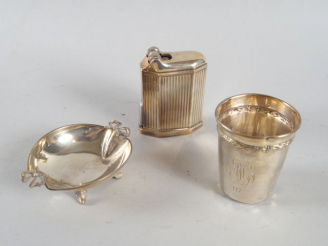 Vente aux enchères Briquet en métal argenté. On y joint une coupelle de style Louis XVI e