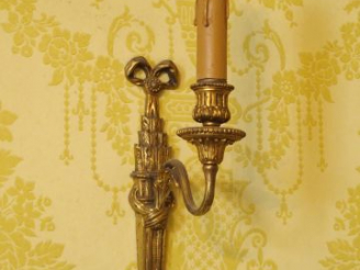 Vente aux enchères Paire d'appliques de style Louis XVI en bronze doré