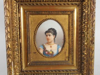 Vente aux enchères A. BARON 'Portrait d'élégante', en médaillon sur porcelaine, dans son 