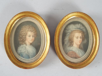 Vente aux enchères Paire de gravures en couleur, ovales 'Portraits de dames'