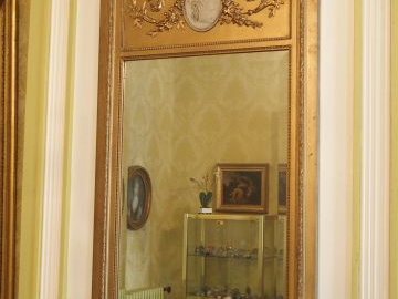 Trumeau de style Louis XVI en bois et stuc doré, à décor de profil de 