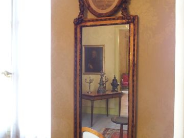 Trumeau de style Louis XVI en bois sculpté et doré, fronton médaillon 