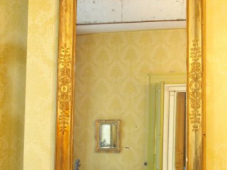 Vente aux enchères Glace trumeau Restauration en bois et stuc doré, à décor de feuillage 