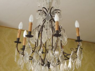 Vente aux enchères Lustre à pampilles en cristal, éclairant à 8 lumières