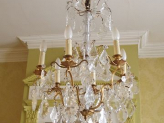 Vente aux enchères Lustre à pampilles en cristal, éclairant à 6 lumières