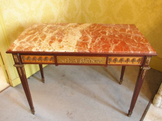 Vente aux enchères Table de style Louis XVI en acajou et citronnier, belle ornementation 