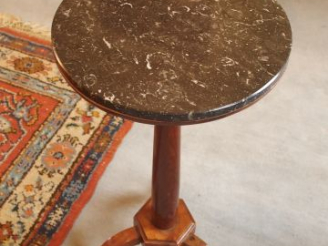 Vente aux enchères Guéridon tripode XIX ème, en bois naturel, platon rond, marbre gris
