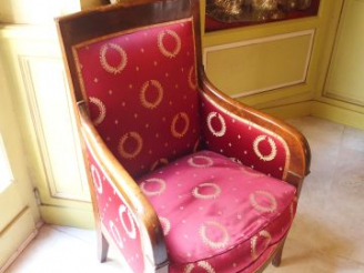 Vente aux enchères Bergère Empire en noyer, accotoirs stylisés, piètement sabre