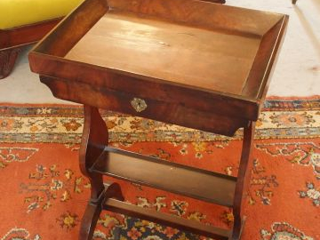 Travailleuse Restauration en acajou et placage d'acajou flammé, piètem