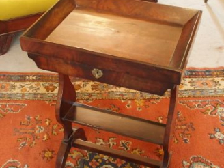 Vente aux enchères Travailleuse Restauration en acajou et placage d'acajou flammé, piètem