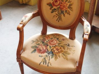 Vente aux enchères Fauteuil cabriolet de style Louis XVI en bois teinté, garniture à déco