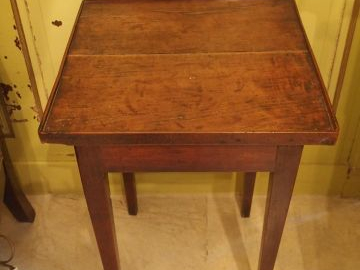 Petite table de style Directoire en merisier, plateau carré