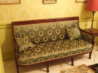 Vente aux enchères Canapé de style Empire en acajou et placage d'acajou, piètement griffe