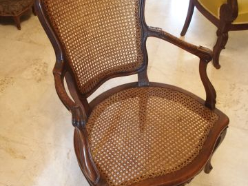 Fauteuil cabriolet canné, de style Louis XV, en bois naturel, mouluré 