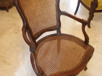 Vente aux enchères Fauteuil cabriolet canné, de style Louis XV, en bois naturel, mouluré 