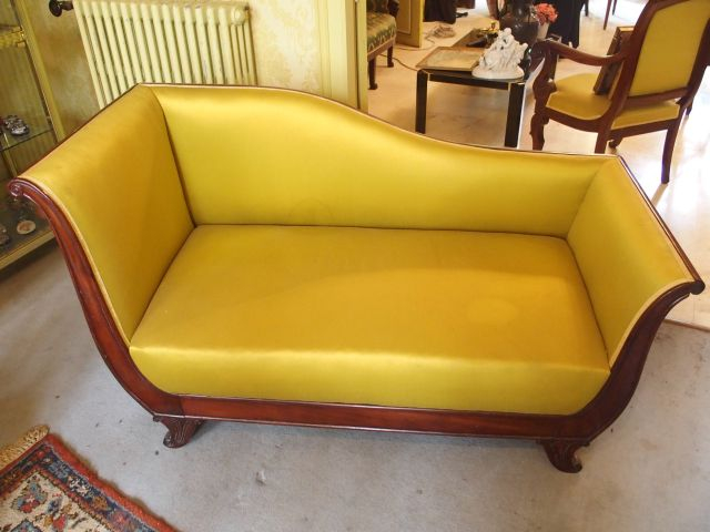 Divan 'récamier' en acajou et placage d'acajou, pieds feuillagés, doss