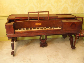 Vente aux enchères Piano forte XIX ème en acajou, de marque Pleyel
