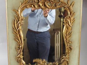 DANS L'ENTREE Miroir de style Rocaille, en bois laqué vert et stuc dor